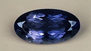 堇青石这种品质和大小十分罕见。 其重量为18.90 克拉。 品质上乘的堇青石超过 5 克拉已经是非常罕见。