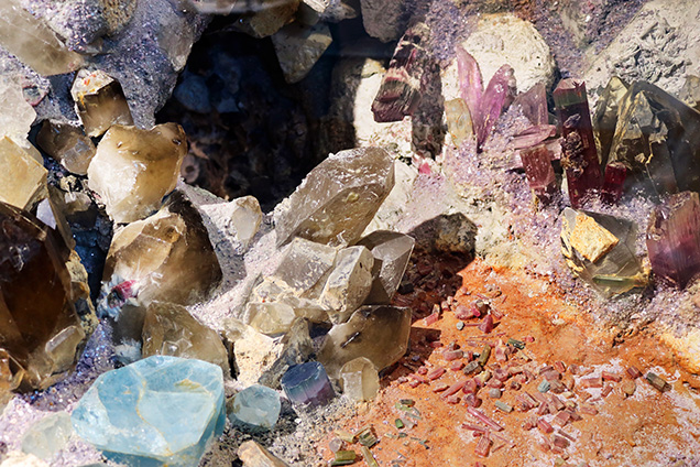 The “Miner’s Fantasy Mine” gem pocket replica highlights various gems and minerals mined in San Diego County. The “Miner’s Fantasy Mine” gem pocket replica highlights various gems and minerals mined in San Diego County.