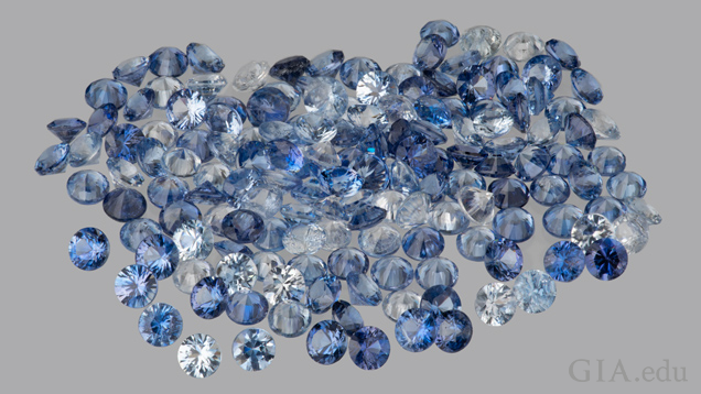 ファセット カットされたベニトアイトの宝石のコレクション（総重量およそ5カラット）。提供：Benitoite Mining Co.（ベニトアイト マイニング社）。写真撮影：Orasa Weldon/GIA。