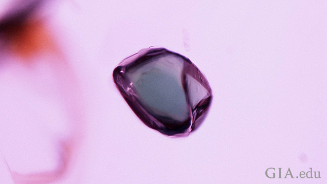 ルビーに含まれる楕円形の鉱物インクルージョン。