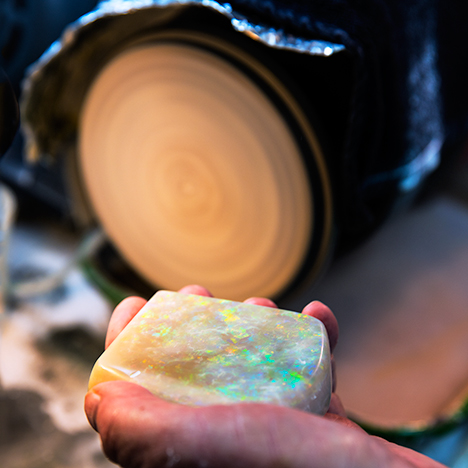 Shaping and polishing of a large opal
