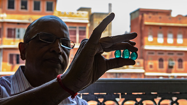 Creating faceted vs. tumbled emeralds at Multigem