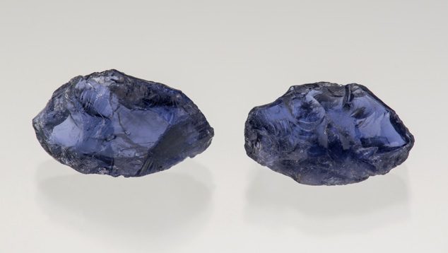 航海の道具として役立ったかどうかはともかく、アイオライトは非常に魅力的である。 アイオライトは長年、ジュエリー用に作られている。 – Robert Weldon、提供：New Era Gems, Steve Ulatowski