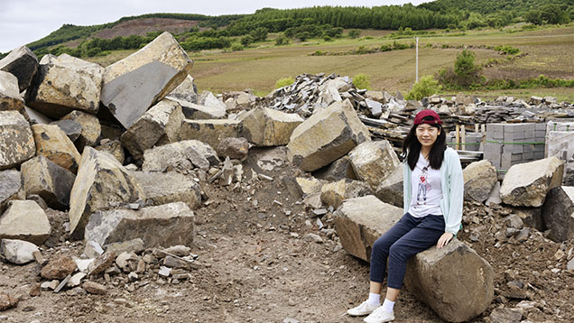 Large basalt columns are among the corundum-related rocks in the Muling area.