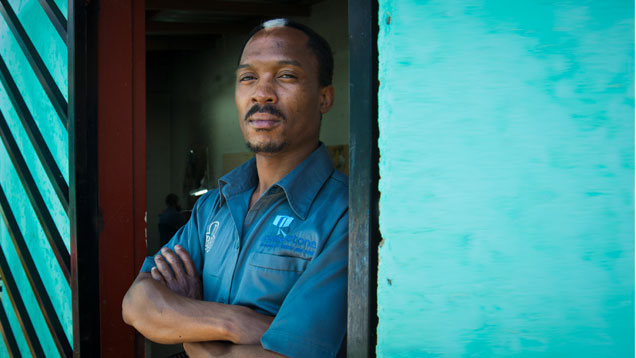 Nqobile Nkosi（エンコビル・エンコシ）、南アフリカのソウェトにある彼のスタジオにて。