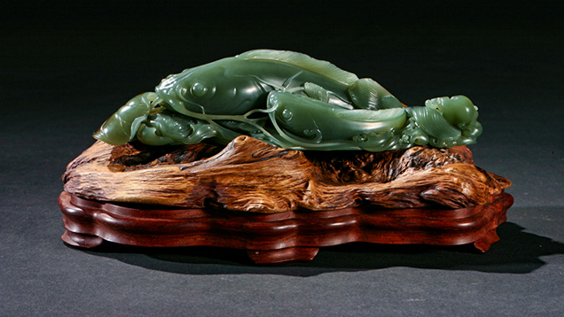 中国美術の軟玉（ネフライト）ブドウの彫刻　重さ約3,5㌔ The Nephrite Jade Road: Evolution of the Green Nephrite Market