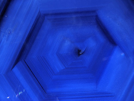 Hexagonal color zones indicate the crystallization process of the host.