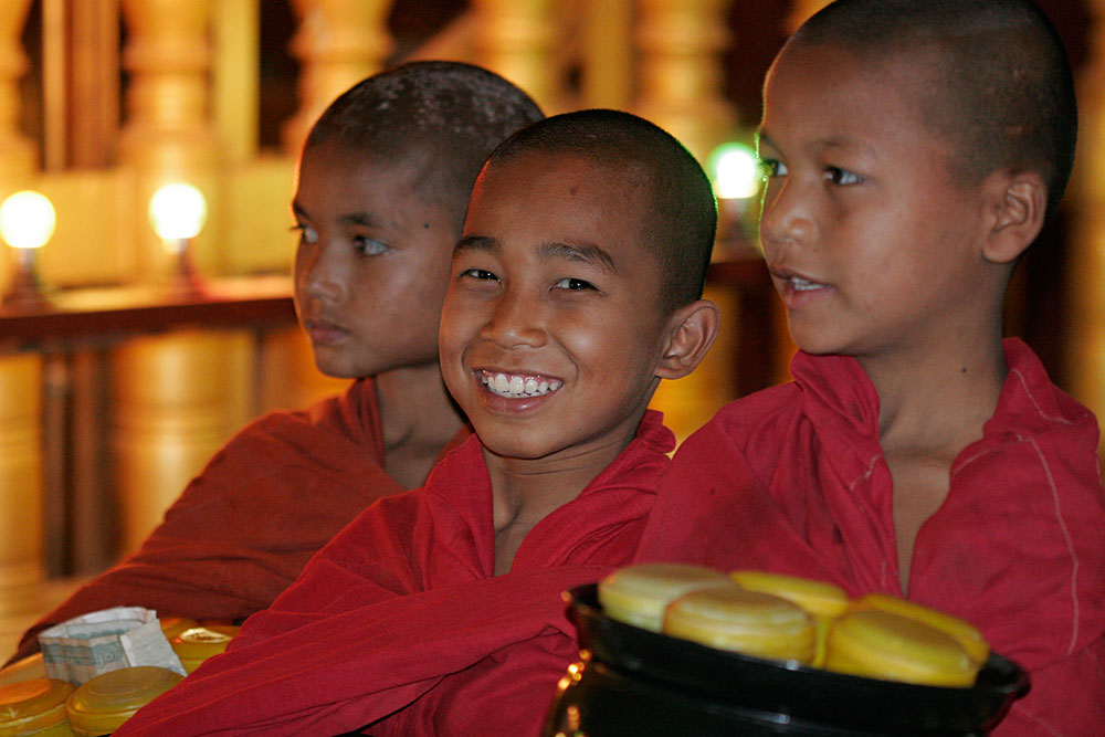 ミャンマーの至る所で赤い法衣をまとう僧侶を見かける。 写真撮影：Andy Lucas ©GIA