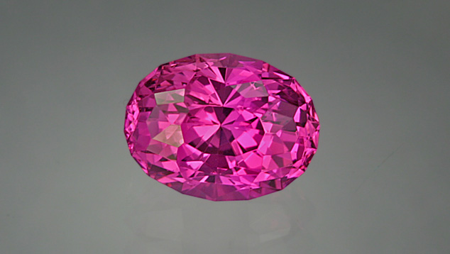 浓郁的粉红色蓝宝石