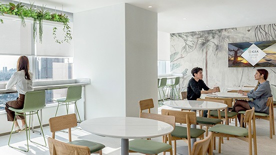 GIAバンコクの学生ラウンジはその中心に位置する。 それは社交の場であり、新しい友達を見つける場でもあり、また最新の宿題に取り組む場でもある。