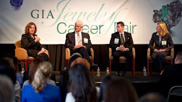 GIA 珠宝招聘会上，招聘人员与求职者见面