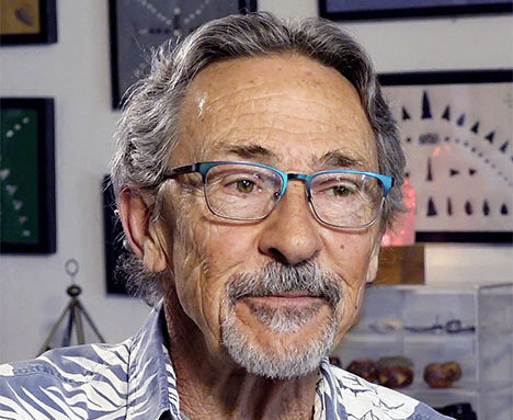 Figure 1. Tom Dodge was interviewed in February 2022 by GIA at his lapidary studio in Phoenix. Photo by Pedro Padua.