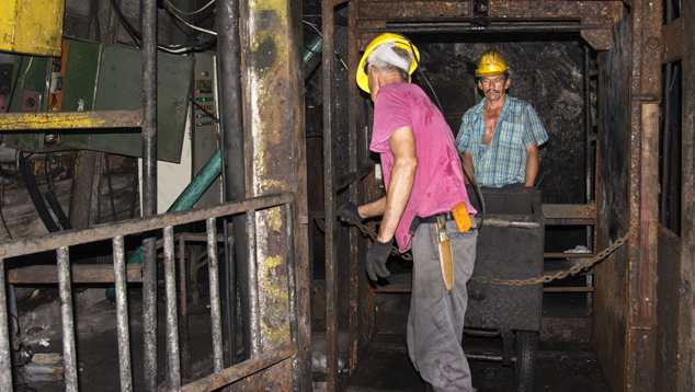Use of elevators and carts at the La Pita mine