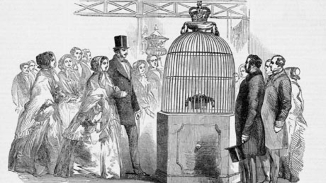 Koh-i-noor（コ・イ・ヌール）ダイヤモンドの展示を眺める見物人