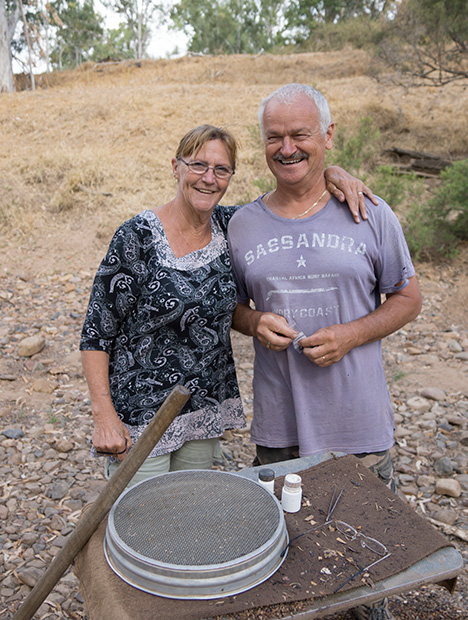 フォシッキングのツールを持つカップル