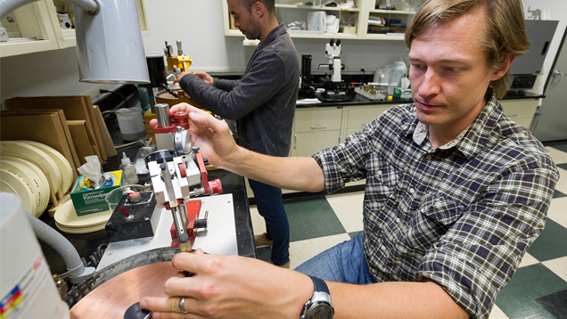 Aaron Palke（亚伦·保克）先磨光宝石材料的平面，再对其展开分析。