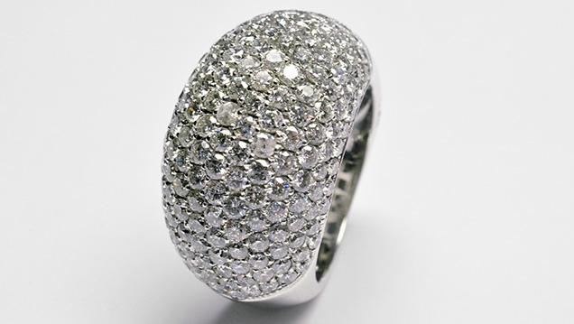 Ring set with 194 natural diamonds and one HPHT-grown specimen