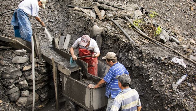 Independent miners on the banks of the Río Itoco