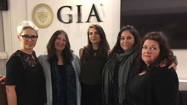 5人の女性が並んで立っている。