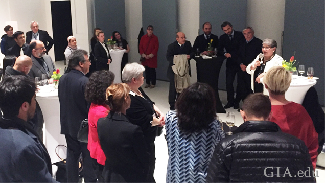 バーゼルのGIAレセプションで参加者を歓迎するGIAグローバル開発担当上級副社長Anna Martin。 写真撮影：Edward Johnson/GIA