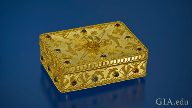 长方形的金色盒子，饰以花丝镶嵌、造粒工艺和宝石。