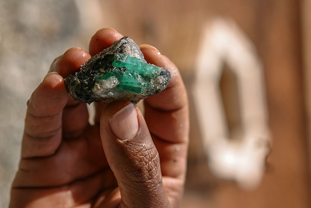 大規模な洗練された採鉱作業では、鉱山から市場にかけてのエメラルドの長い旅は、地質調査や鉱石のコアサンプルから始まるかもしれません。