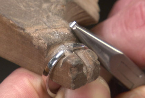 サイズを小さくする準備として、シャンクから一部分が取り除かれたプラチナのリングを映した拡大画像