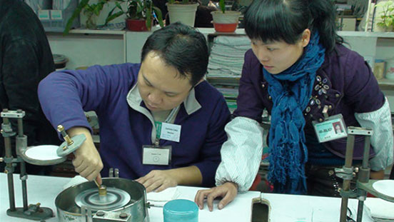 作为 GIA 的学生和校友，你将看到工匠们如何用自己的巧手将石头打造成耀眼夺目的宝石。