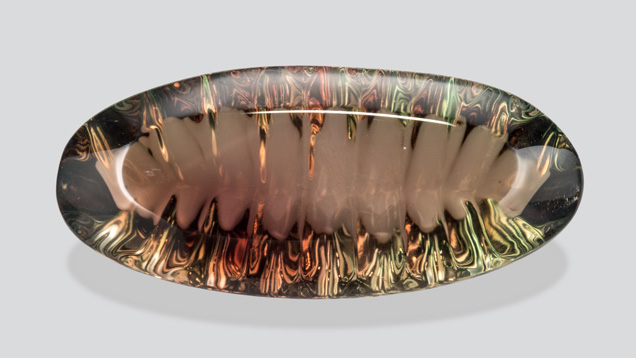 才能があるカットデザイナーと連携することで、取引において自分達の宝石に注目が集まり、サンストーンビュート所有者の労力が実を結んだ。 この革新的なカットは、レッドとグリーンの地色を調和させる。 - Robert Weldon