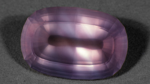 蔷薇石英的深粉色非常受青睐，但其非常稀少且尺寸较小。 这种宝石存在明显的色域。