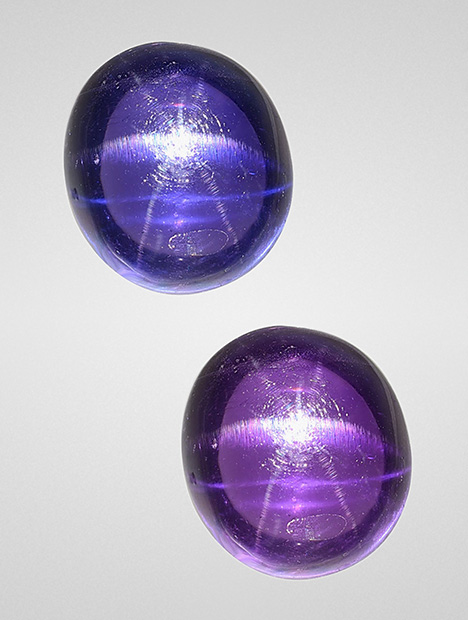 Color change from violet (top) to purple (bottom) in the 20.49 ct star sapphire.