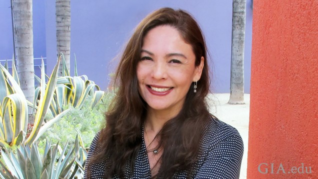 「ジュエリーのデザインは、日々学んで築き上げるキャリアです」と、GIAのJDTプログラムの卒業生、Veronica Eckertは語る。 「美を描くだけでなく、世界とつながるためにあなたの作品で個性とスタイルを作るのです。」写真提供: Veronica Eckert