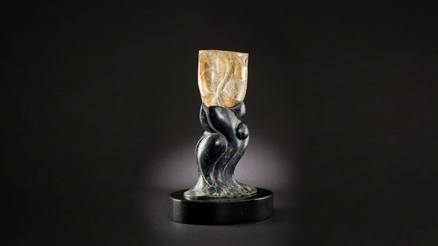 このルチル結晶入りのスモーキークォーツの彫刻は、ルチルの針状結晶が非常に均一に分散されているので、事実上傷や欠陥がない。ブラジルのリオ・グランデ・ド・スル産。