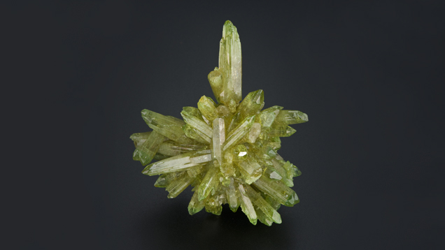 槍のようなベスビアナイトが、星状に中心から突き出ています。