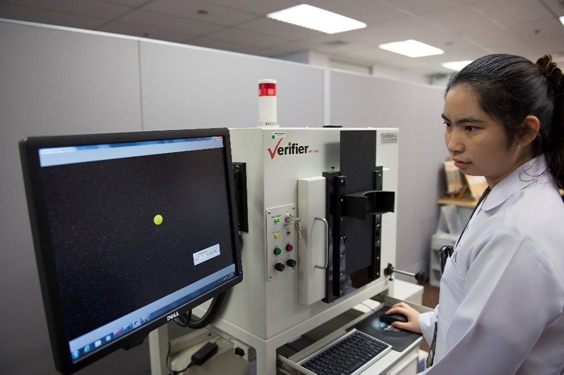 MatriX-FocalSpot Verifier PF-100蛍光X線ユニット（100 kV、3.2 mA励起）にCanon EOS REBEL T4iデジタル一眼レフカメラ（5秒露出、F5.0、ISO12800）が内蔵されている。