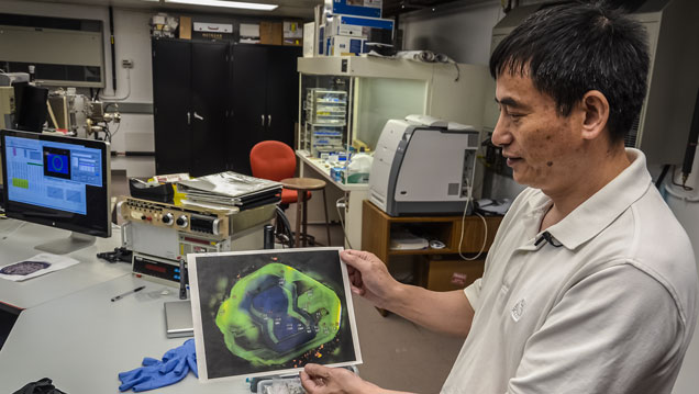 王博士利用这种阴极发光 (CL) 图像，揭示了钻石的多层生长结构。 王博士对碳和氮同位素的研究揭示了钻石如何生长，以及从何种碳源生长。 Duncan Pay（邓肯·佩） © GIA，由华盛顿卡内基研究所友情提供