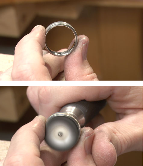 ベンチでプラチナのバンドリングを持ってバフがけの準備をしているジュエラー