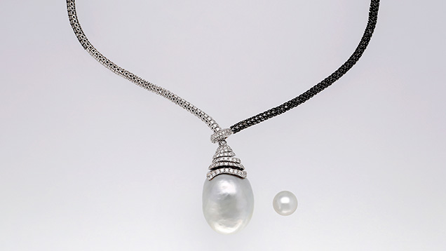Figure 1. A South Sea bead cultured pearl measuring approximately 31.00 × 28.07 × 27.24 mm set in a lariat necklace, shown alongside a typical 12 mm South Sea cultured pearl (right). Photo by Sood Oil (Judy) Chia.