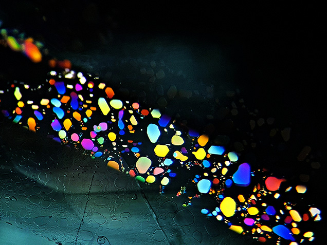 Thin-film fluid inclusions in aquamarine display interference colors.