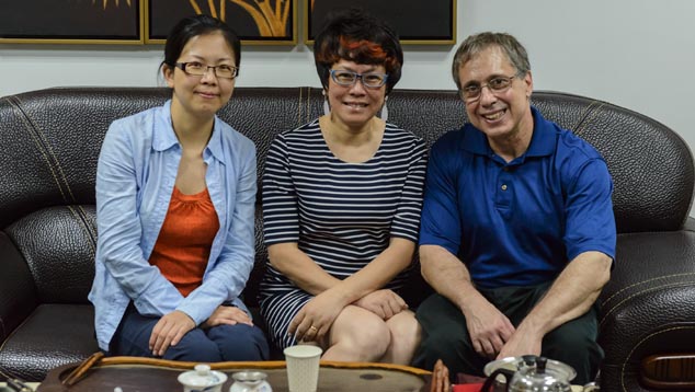 世界著名珠宝设计师 Shirley Zhang（张雪莉）亲自带领该团队参观她的工厂，并与团队一起讨论了她的设计以及中国市场。摄影：Eric Welch （埃里克·韦尔奇），© GIA