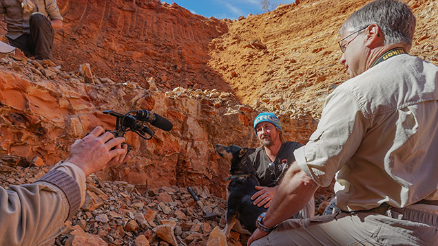 鉱山労働者にインタビューするジェモロジスト