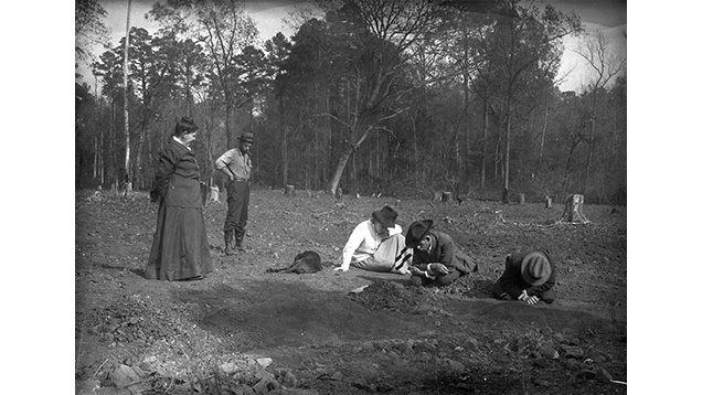 アーカンソー州マーフリーズボロのダイヤモンド州立公園のクレーター