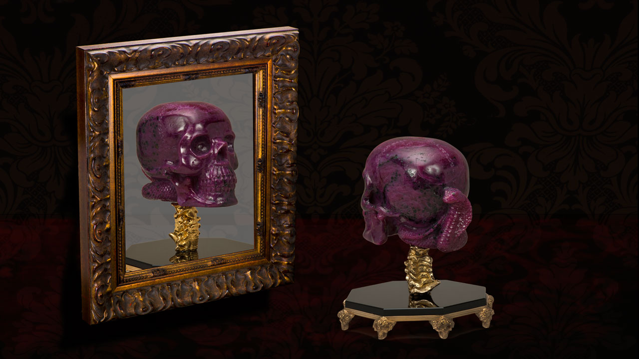 01.snakemaster-front-and-back-153957_1280x720.jpg. この頭蓋骨はタンザニア産ルビーと金バーメイル、黒曜石から作られていますが、ルビーのような硬質の素材は研磨に時間がかかり手順が8つも追加されるので、作成には3倍の時間を要しています。