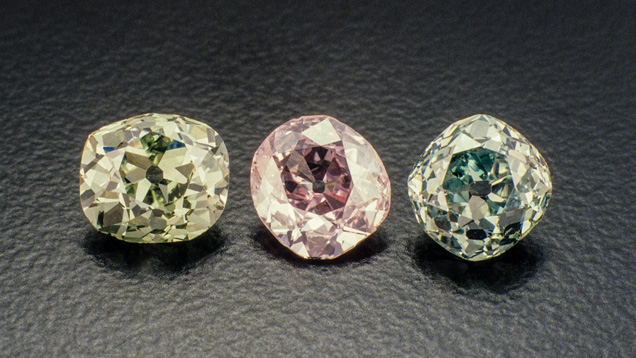 天然のファンシーカラーダイヤモンド. ファンシーカラーのイエローダイヤモンドは、他のカラーダイヤモンドと比べて多く見られますが、全体的なダイヤモンドの生産の一部にすぎません。 その色の美しさや深さは、ジュエラーに幅広い可能性を与えます。 - ©GIA and Harold & Erica Van Pelt, Harry Winston, Inc.（ハリー ウィンストン）; Jonathan Doppelt Inc.; N. Smid; Scarselli family 提供