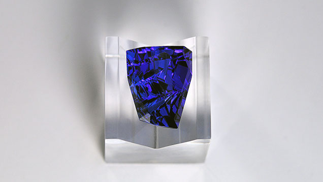 Angled grooves on freeform tanzanite.. Figure 3. Angled grooves on the base of the 27.20 ct freeform tanzanite create a dramatic sense of movement. Photo courtesy of Sonja Kreis Unique Jewelry.