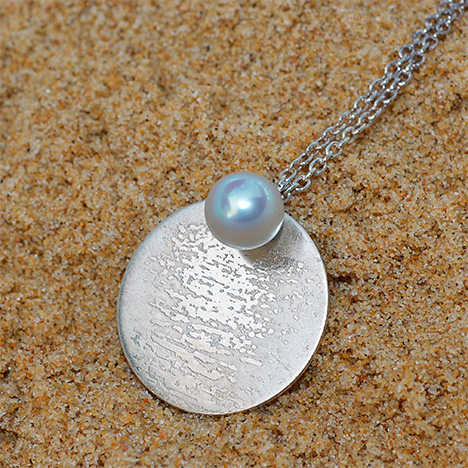 WN17-Otter-Fig_6_226278_468x468.jpg. Pendant with 7.5 mm silver akoya pearl from Australia